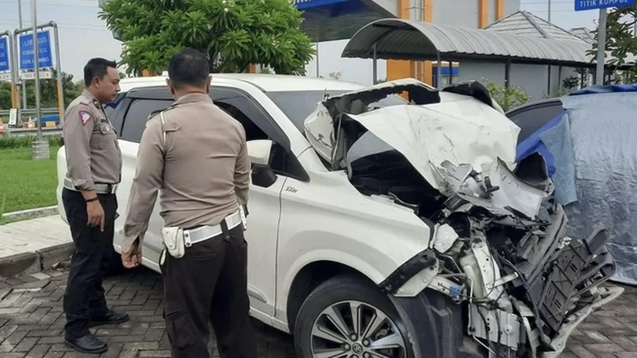 Kondisi Kendaraan yang ditumpangi pelatih Persewangi Banyuwangi Syamsuddin yang terlibat kecelakaan di tol Pasuruan- Probolinggo (Istimewa)