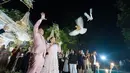 Raffi Ahmad dan Nagita Slavina bersama melepas dua ekor merpati putih. Momen ini membuat keduanya seperti pasangan pengantin. (Foto: Instagram/ raffinagita1717)
