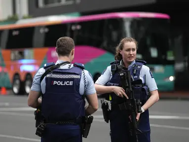 Polisi bersenjata berdiri di luar sebuah hotel yang menampung tim dari Piala Dunia Sepak Bola Wanita di kawasan pusat bisnis setelah penembakan di Auckland, Selandia Baru, Kamis (20/7/2023). Penembakan menewaskan dua orang dan satu pelakunya. (AP Photo/Abbie Parr)