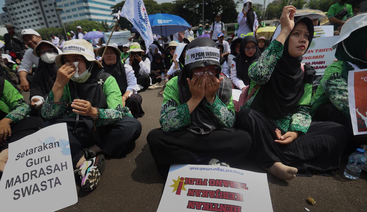 Para guru madrasah swasta dari berbagai daerah di Indonesia saat melakukan aksi unjuk rasa di depan Gedung MPR/DPR/DPD RI, Jakarta, Rabu (11/2/2026). (Kapanlagi.com/Budy Santoso)