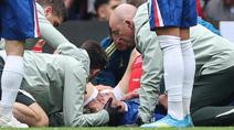 Pemain Chelsea, Jesse Derry mendapatkan penangan intensif dari tim medis usai bebenturan dengan pemain Nottingham Forest pada laga pekan ke-35 Premier League di Stamford Bridge, Senin (4/5/2026). (AFP/Adrian Dennis)