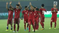  Pemain Timnas Indonesia merayakan kemenangan atas Kamboja pada laga persahabatan di Stadion Patriot Candrabhaga, Bekasi, Rabu (4/10). Timnas Indonesia menang 3-1 atas Kamboja. (Liputan6.com/Helmi Fithriansyah)