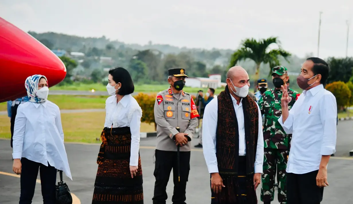 <p>Presiden Joko Widodo dan Ibu Iriana Joko Widodo berbincang dengan Gubernur NTT Viktor Laiskodat beserta istri saat tiba di Bandar Udara Haji Hasan Aroeboesman, Kabupaten Ende, Provinsi Nusa Tenggara Timur (NTT), Selasa (31/5/2022). (Foto: Laily Rachev - Biro Pers Sekretariat Presiden)</p>