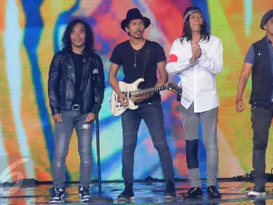 Personel Slank saat tampil di panggung Konser Raya 22 Indosiar, Jakarta, Rabu (11/1). Slank mengaku sangat senang bisa menjadi bagian dari Konser Raya 22 Indosiar. (Liputan6.com/Helmi Afandi)