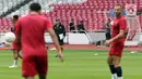 Pelatih Timnas Indonesia, Shin Tae-yong (ketiga kiri) saat latihan resmi turnamen Piala AFF di Stadion Utama Gelora Bung Karno, Jakarta, Kamis (22/12/2022). Timnas Indonesia akan melakoni laga penyisihan grup A Piala AFF 2022 melawan Kamboja pada Jumat (23/12). (Liputan6.com/Helmi Fithriansyah)