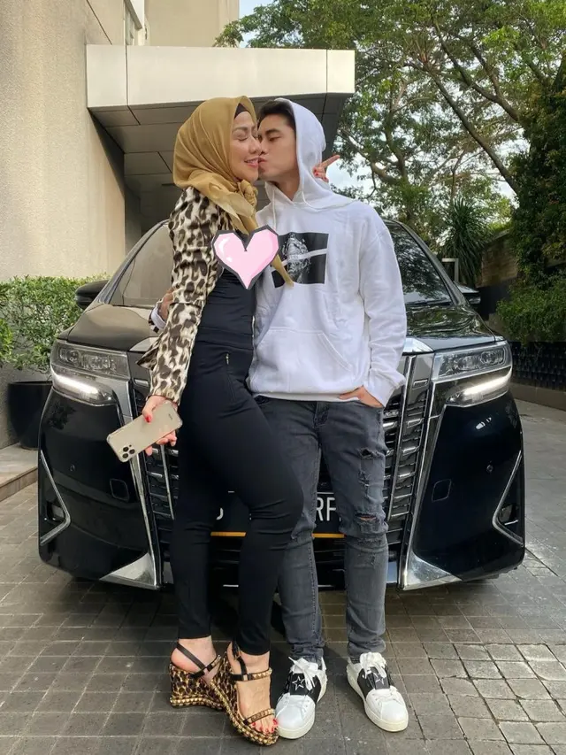 Athalla Naufal membelikan Venna Melinda mobil mewah. (Instagram @athallanaufal7)