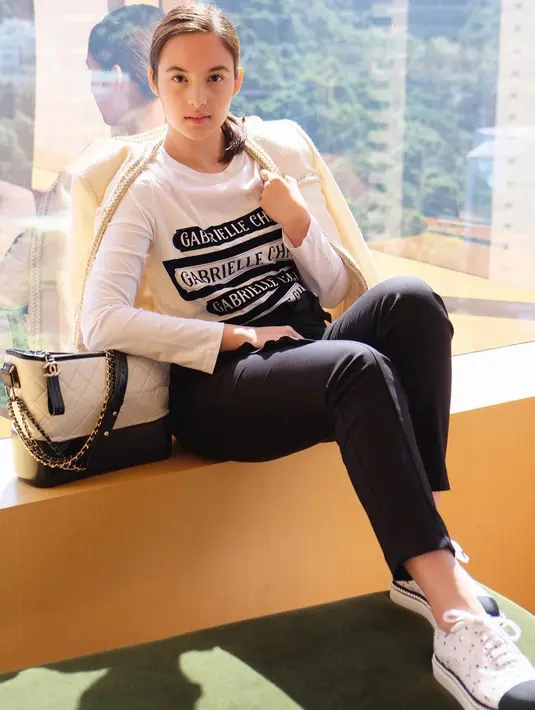 Tampak berbeda lagi kan gaya berbusana Chelsea ini? Lagi-lagi Chelsea hadir dengan stylenya yang sporty. Ia memakai busana bernuansa monokrom, mulai dari celana hitam dan kaus putih yang senada dengan sneakersnya. (Instagram/chelseaislan)