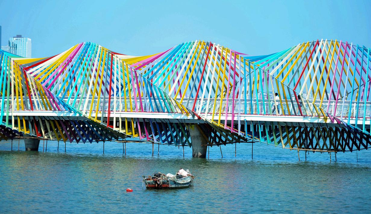 Foto Sensasi Melintasi Jembatan Pelangi Di China Global