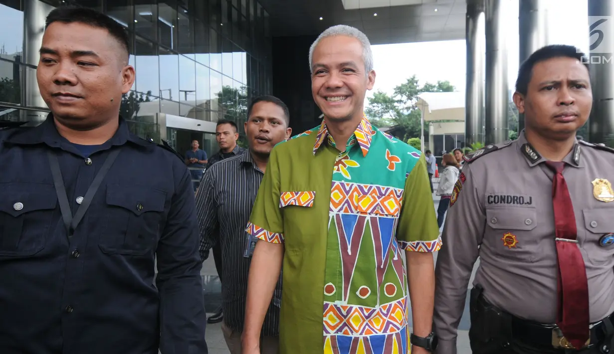 Calon Gubernur Jawa Tengah, Ganjar Pranowo meninggalkan Gedung KPK seusai menjalani pemeriksaan di Jakarta, Kamis (28/6). Ganjar diperiksa sebagai saksi kasus dugaan korupsi E-KTP sehari setelah mengikuti Pilkada di Semarang. (Merdeka.com/Dwi Narwoko)