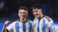 Timnas Argentina U-20, Valentin Barco dan Agustin Giay saat bertemu Uzbekistan di partai pembuka Piala Dunia U-20 2023 hari Minggu (21/05/2023). (Twitter/FIFA World Cup)