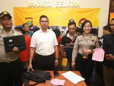 Petugas menunjukkan barang bukti serta puluhan pria yang dianggap preman di Mapolres Metro Jakarta Selatan, Selasa (5/9). Polres Metro Jakarta Selatan menjaring 47 preman karena terlibat pemalakan dan mengamen. (Liputan6.com/Immanuel Antonius)