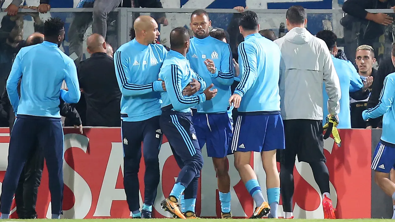Patrice Evra Tendang Suporter Sendiri