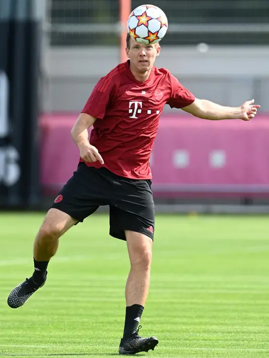 Pelatih Bayern Munchen Julian Nagelsmann menendang bola saat sesi latihan di tempat latihan klub di Munchen, Jerman, 13 September 2021. Bayern Munchen akan menghadapi Barcelona pada pertandingan Grup E Liga Champions. (CHRISTOF STACHE/AFP)