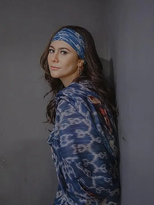 Wulan Guritno juga pernah menjalani pemotretan ala busana bohemian. Gaya bohemian gypsy warna biru dengan kain nusantara ini membuat dirinya semakin menawan. (Liputan6.com/IG/@wulanguritno)