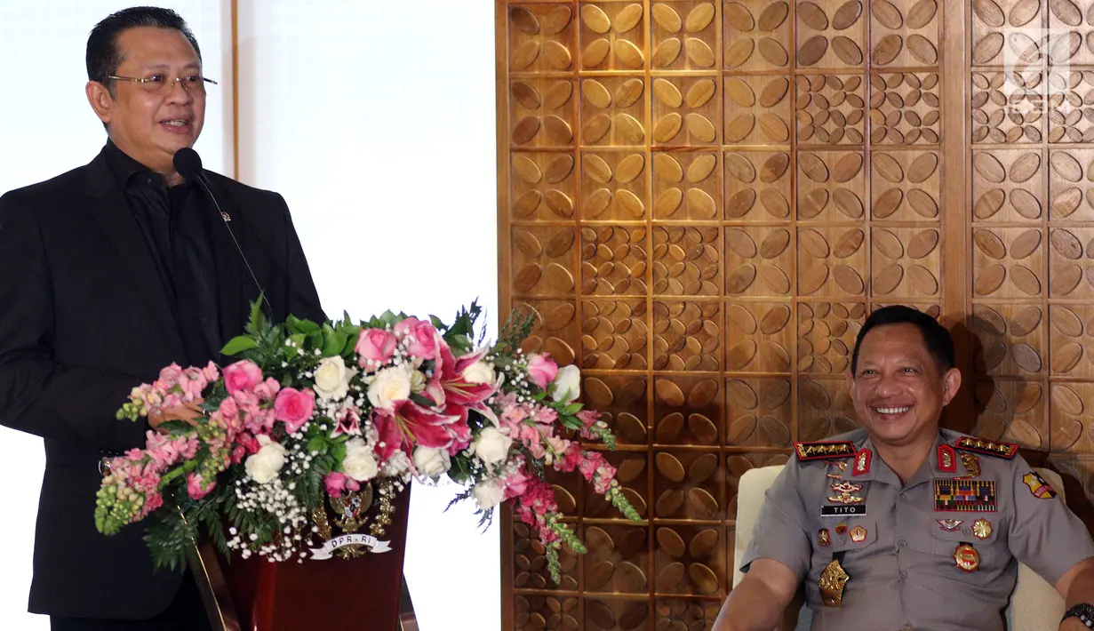 Ketua DPR Bambang Soesatyo memberi sambutan saat acara penandatanganan di Kompleks Parlemen, Senayan, Jakarta, Rabu (14/2). (Liputan6.com/JohanTallo)