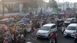 Pedagang Kaki Lima dan Delman memenuhi sebagian ruas Jalan Lada samping Kawasan Wisata Museum Fatahillah, Jakarta, Selasa (11/6/2019). Kondisi ini menyulitkan wisatawan pejalan kaki dan membuat arus lalu lintas di Jalan Lada menjadi semrawut. (Liputan6.com/Helmi Fithriansyah)