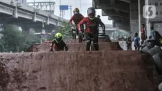 Anak-anak saat bermain sepeda di Taman Pilar Jati Bike, Cipinang Melayu, Jakarta, Kamis (5/11/2020). Para pecinta sepeda menyambut antusias setelah taman yang berada di kolong Tol Becakayu dan tepat di sebelah aliran Kalimalang itu dibuka untuk umum. (merdeka.com/Iqbal S Nugroho)
