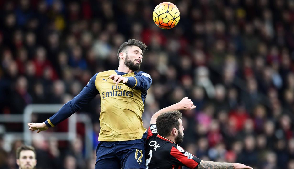  Pemain Arsenal, Olivier Giroud (kiri) berduel menyundul bola dengan pemain Bournemouth, Steve Cook pada lanjutan liga Premier Inggris di Stadion Vitality, Minggu (7/2/2016). (Reuters/Dylan Martinez)