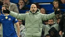Pelatih kepala Chelsea asal Italia, Enzo Maresca, memberi isyarat di pinggir lapangan selama pertandingan Premier League antara Chelsea dan Arsenal di Stamford Bridge, London, pada 30 November 2025. (JUSTIN TALLIS / AFP)