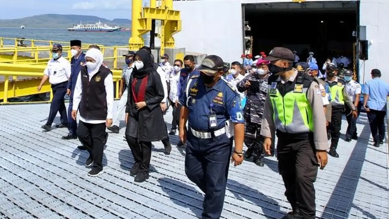 Khofifah Indar Parawansa meresmikan dermaga Movable Bridge (MB) IV di pelabuhan LCM Ketapang Banyuwangi, Selasa (26/10/2021).