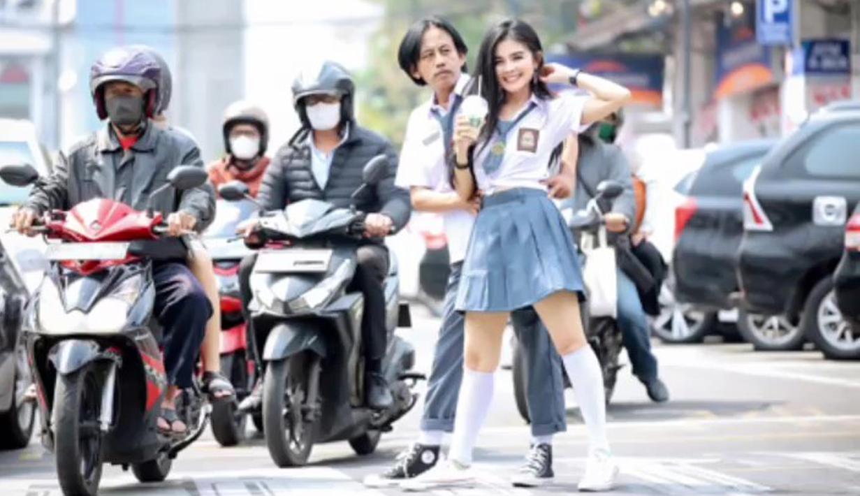 Gemasnya Epy Kusnandar dan Istri Menjelma Jadi Anak SMA, Bak Pasangan
