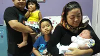 Bayi Bongsor yang dipangkuan sang ibu, Fitrianti Anggraini, saat ditemui di RSAB Za-Zahra Palembang (Liputan6.com/Nefri Inge)