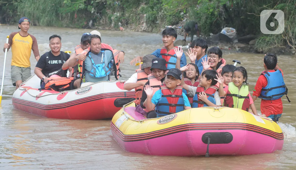 Anak-anak mengikuti rafting pada aliran Sungai Ciliwung di kawasan Bendungan Katulampa, Bogor, Minggu (15/5/2022). Kegiatan bermain sambil mengenalkan alam kawasan daerah aliran sungai (DAS) Ciliwung seperti hiking, menangkap ikan dan rafting yang diadakan oleh Hiking Bocah ini dilakukan setiap akhir pekan dengan biaya Rp 115 ribu/paket anak. (merdeka.com/Arie Basuki)
