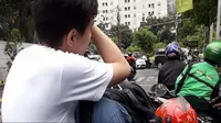 Video kakak dan adik yang naik motor, dan viral karena diduga pasangan gay. (Foto: Facebook)