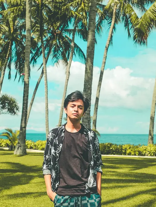 Beberapa waktu lalu Angga Yunanda kedapatan menghabiskan waktunya di kota kelahirannya, Lombok. Aktor kelahiran 16 Mei 2000 ini makin tampan mengenakan kemeja pattern dipadukan dengan tshirt polos. Angga memang dikenal tak mau ribet dengan outfit liburannya.(Liputan6.com/IG/@anggayunandareal16)