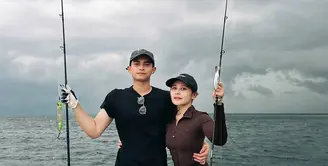 Mancing di laut sudah jadi aktivitas yang cukup akrab bagi Prilly Latuconsina. Namun, kali ini suasananya terasa lebih spesial, karena ia tak lagi sendiri. [@prillylatuconsina96].