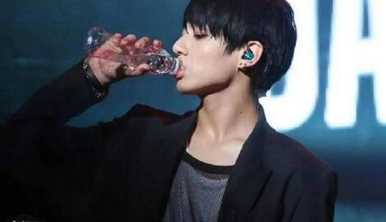 Salah satu personel BTS, Jungkook punya kebiasaan unik yaitu minum air mineral dengan mengecup permukaan ujung botol. (Foto: aminoapps.com)