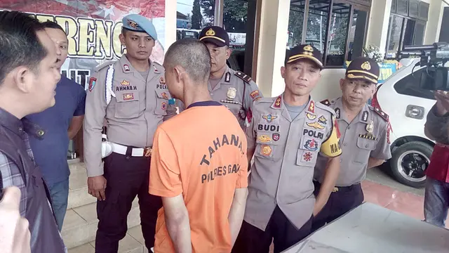 Kapolres Garut AKBP Budi Satria Wiguna menunjukan tersangka kasus pencabulan ayah kandung terhadap putrinya sendiri di Garut