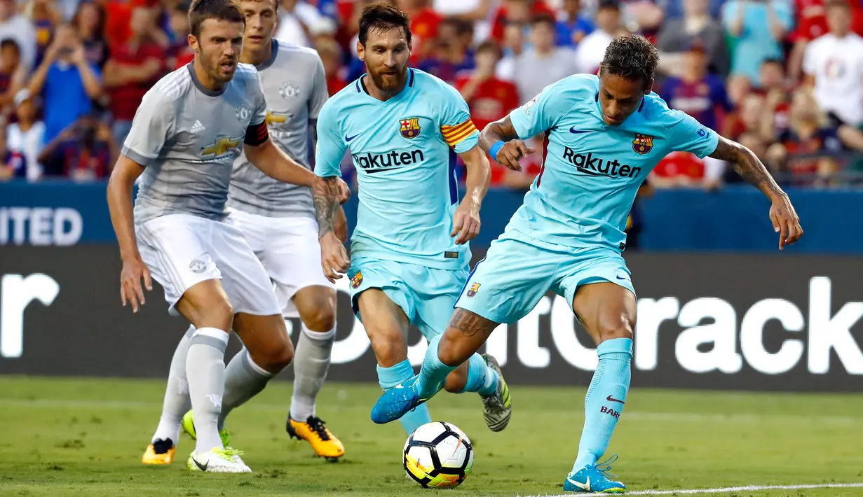 Neymar burusaha membawa bola dari kejaran para pemain Manchester United pada pertandingan International Champions Cup di Landover, AS (27/7). Barcelona menang atas Manchester United dengan skor 1-0. (AP Photo/Patrick Semansky)