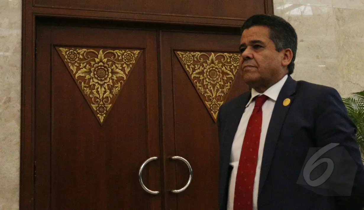 Menlu Libya Mohammed Al Dairi bersiap mengikuti sidang pleno kedua di Jakarta, Senin (20/4/2015). Al Dairi mengharapkan dukungan dari negara-negara yang menghadiri Peringatan KAA-ke 60 untuk memerangi ISIS. (Liputan6.com/Herman Zakharia)