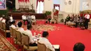 Presiden Joko Widodo atau Jokowi memberikan paparannya saat memimpin Sidang Kabinet Paripurna di Istana Negara, Jakarta, Senin (12/2). Kedua, Jokowi kembali ingatkan untuk kembali meningkatkan investasi dan ekspor. (Liputan6.com/Angga Yuniar)