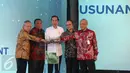 Presiden Jokowi menekan tombol saat meresmikan peletakan batu pertama rumah susun sederhana hak milik (rusunami) untuk buruh atau masyarakat berpenghasilan rendah (MBR) di Sarua, Tangerang Selatan, Kamis (27/4). (Liputan6.com/Angga Yuniar)