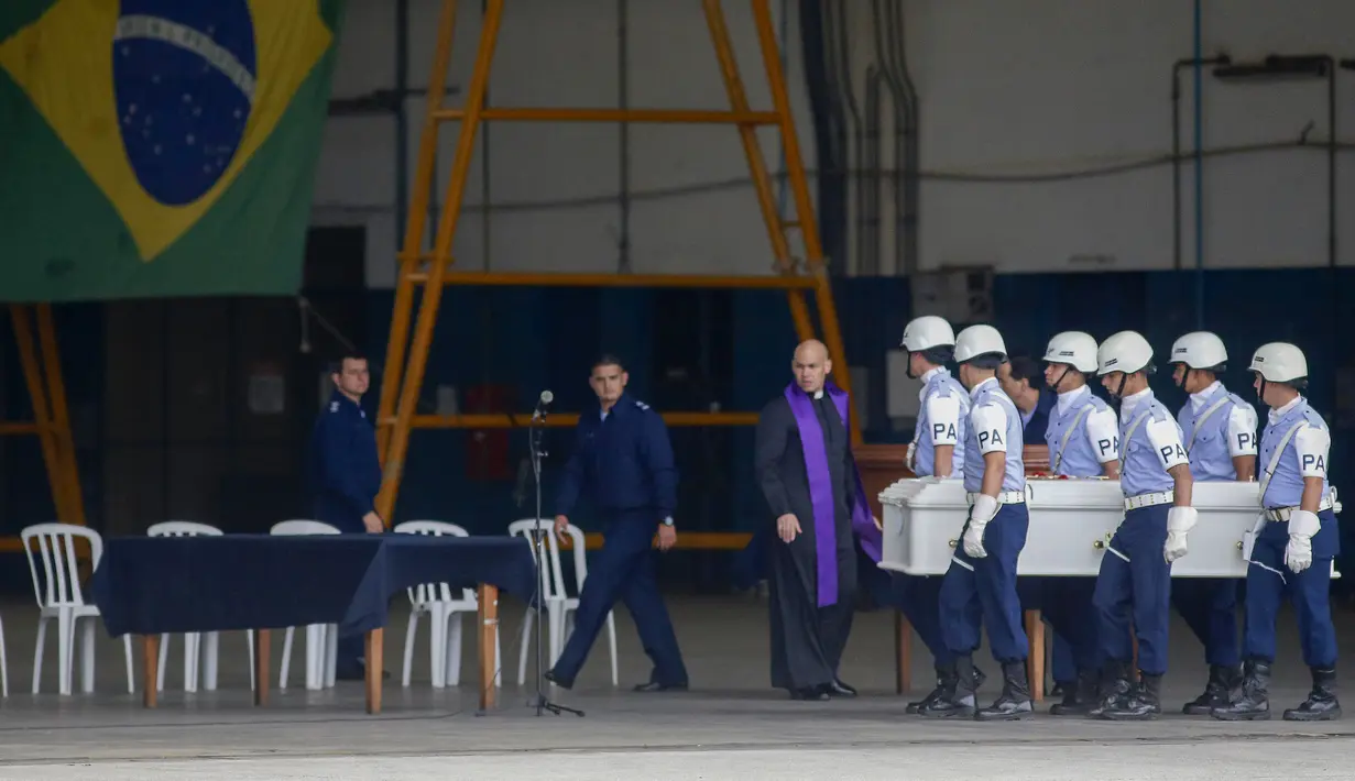 Sebuah pesawat angkut KC-390 milik Angkatan Udara Brasil menerbangkan jenazah tiga penumpang kembali ke Cascavel di Brasil selatan, tempat pesawat itu berangkat. (Miguel SCHINCARIOL / AFP)