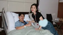 Suami dirawat di rumah sakit, Felicya Angelista setia mendampingi. Tak ungkap sakit apa yang dideritanya, namun netizen dan beberapa rekan artis ramai mendoakan untuk kesembuhan Caesar Hito. Meski sedang sakit, pemeran Mike di sinetron My Heart ini tetap pamer wajah kocak dan tuliskan caption lucu pada unggahannya yang sukses bikin netizen jadi ngakak. (Liputan6.com/IG/@hitocaesar)