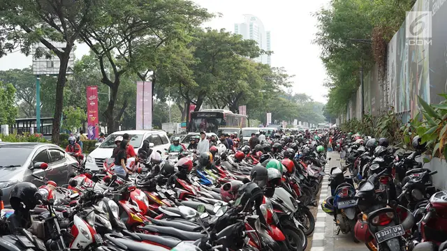 Ada Pertandingan Persija vs Persib, Parkir Liar Menjamur di Senayan