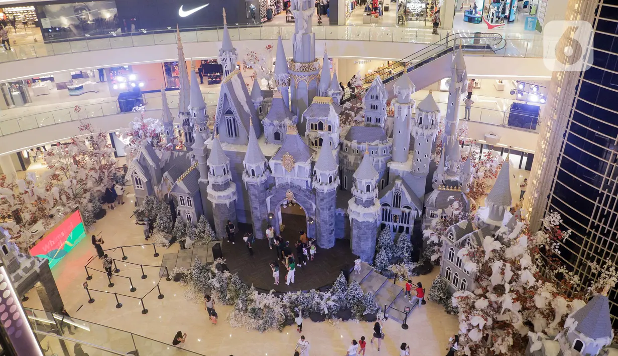 Menjelang Hari Raya Natal dan Tahun Baru (Nataru), Mal Senayan City menyuguhkan ornamen bertema Whimsical Festivity. (Liputan6.com/Herman Zakharia)