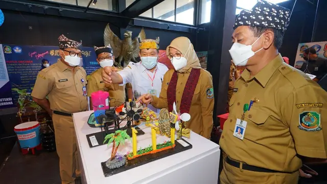 Bupati Banyuwangi Ipuk Fiestiandani (Tengah) melihat produk sains para siswa di Festival Sians Banyuwangi 2022 (Istimewa)