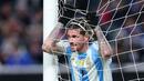 Ekspresi kecewa pemain Argentina, Rodrigo De Paul setelah gagal mencetak gol ke gawang El Savador pada laga FIFA Matchday yang berlangsung di Lincoln Financial Field, Philadelphia, Amerika Serikat, Sabtu (23/03/2024) WIB. La Albiceleste menang dengan skor 3-0. (AFP/Charly Triballeau)