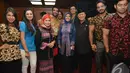 Para pemain Mahabaratha, Nurhayati Ali Assegaf dan Andi Ghalib berpose bersama usai melakukan dialog di DPR RI, Jakarta, Kamis (18/12/2014). (Liputan6.com/Andrian M Tunay)