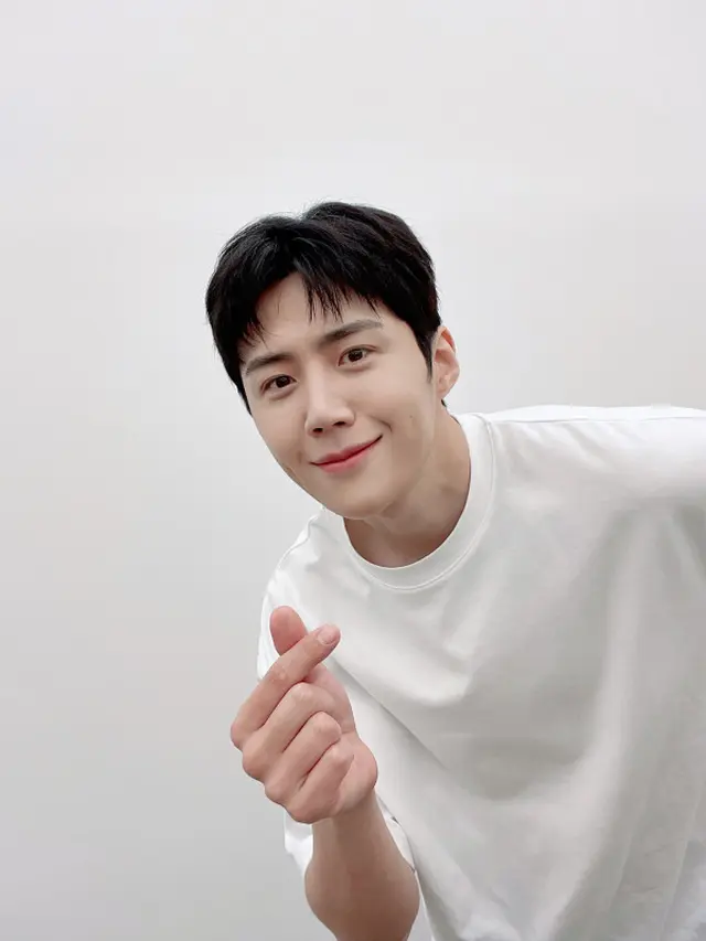 Weverse Kim Seon Ho resmi dibuka untuk seluruh penggemar pada Kamis, 19 Januari 2023. Kim Seon Ho menyapa para Seonhohada dan mengunggah foto baru untuk memamerkan rambut barunya (Sumber foto: Weverse Kim Seon Ho)
