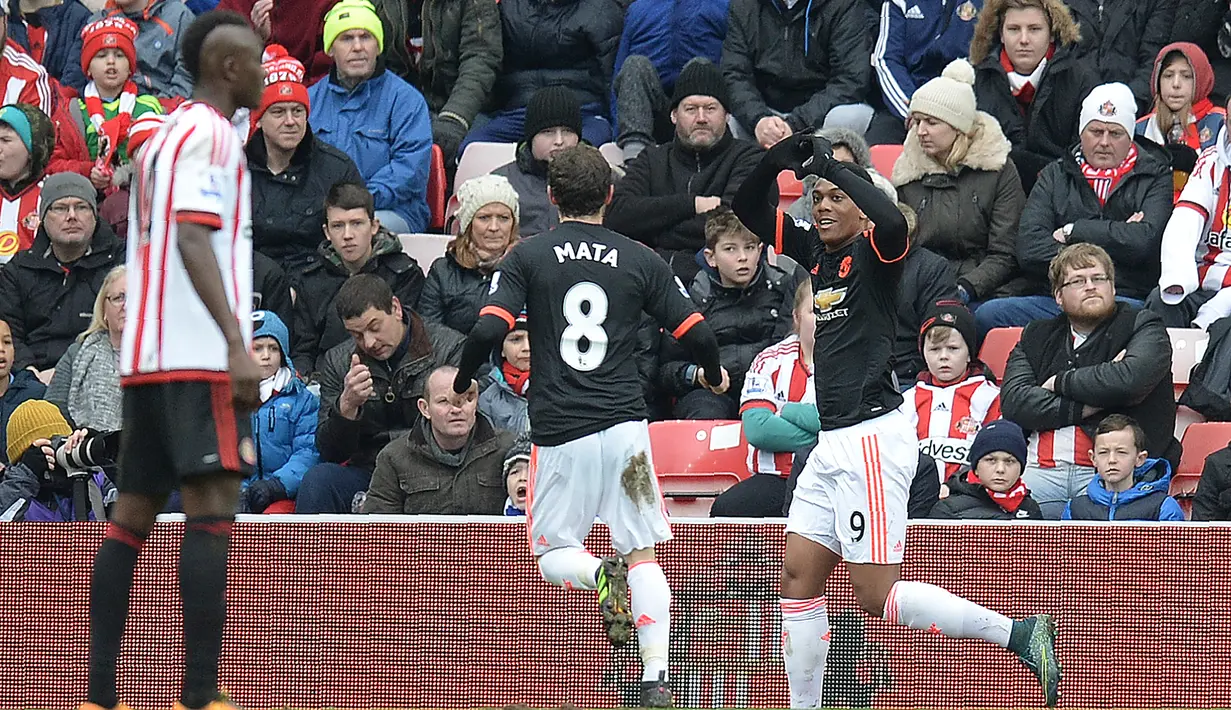 Pemain MU, Anthony Martial, merayakan gol yang dicetaknya ke gawang Sunderland dalam laga Liga Inggris di Stadium of Lights, Sunderland, Sabtu (13/2/2016) malam WIB. (AFP/Oli Scarff)