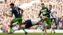 4. Striker Tottenham, Harry Kane, terjatuh berebut bola dengan pemain Swansea, Neil Taylor, pada laga Liga Premier Inggris di Stadion White Hart Lane, Minggu (28/2/2016). Tottenham berhasil menaklukan Swansea 2-1. (Reuters/Tony O'Brien)