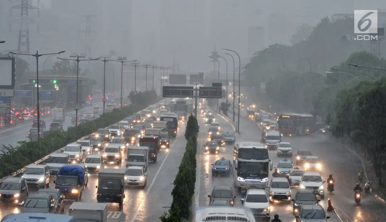 Arus lalu lintas saat hujan deras mengguyur kawasan Gatot Soebroto, Jakarta, Senin (11/2). Badan Meteorologi, Klimatologi, dan Geofisika (BMKG) memprediksi puncak musim hujan terjadi hingga Februari 2019. (Merdeka.com/Iqbal Nugroho)