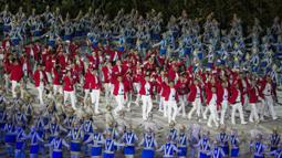Kontingen Indonesia saat upacara pembukaan Asian Games di SUGBK, Jakarta, Sabtu, (18/8/2018).  Indonesia mengikutsertakan total 938 atlet, 365 ofisial dalam Asian Games 2018. (Bola.com/Vitalis Yogi Trisna)