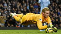 Kiper Leicester City, Kasper Schmeichel, menangkap bola saat melawan Manchester City pada laga Premier League 2019 di Stadion Etihad, Sabtu (21/12). Manchseter City menang 3-1 atas Leicester City. (AP/Rui Vieira)