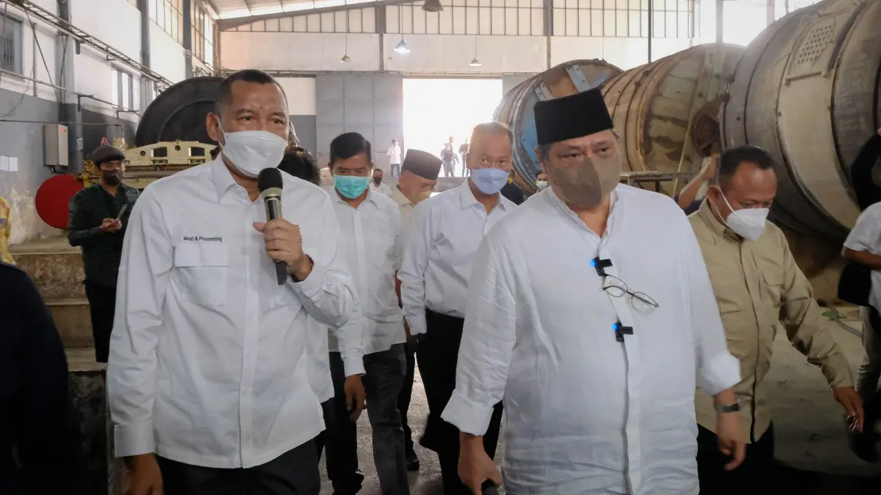 Menteri Koordinator Bidang Perekonomian Airlangga Hartarto  saat melakukan kunjungan kerja ke PT Garut Makmur Perkasa di Kabupaten Garut, Provinsi Jawa Barat, Kamis (21/4/2022).